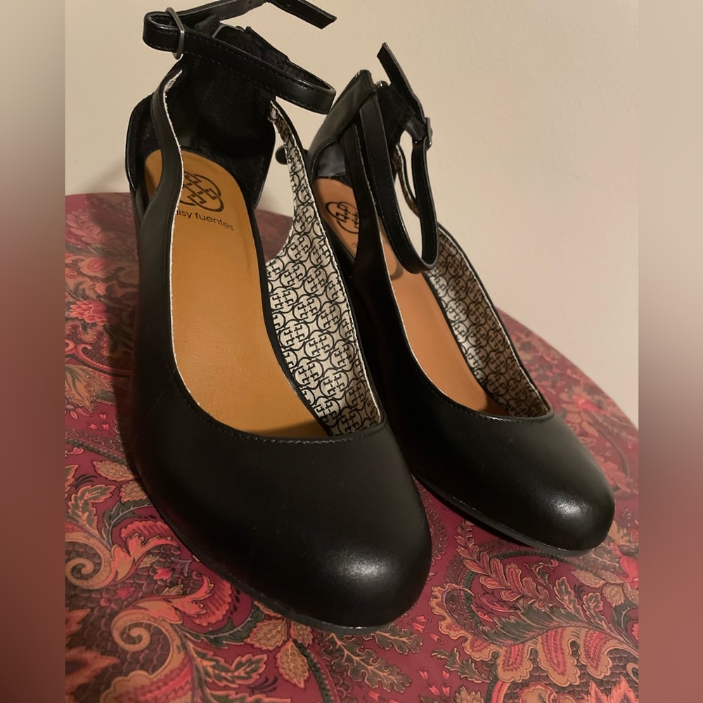 Daisy Fuentes size 8 shoe. Worn maybe twice.